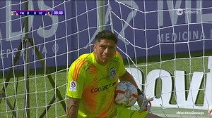 654K views · 7.8K reactions | ⚽ INCREÍBLE, PERO CIERTO Palestino se puso en ventaja ante Colo Colo debido a un terrible error entre Leo Gil y Brayan Cortés, donde el bote de la pelota complicó el control del portero albo. #MatchdayDomingo Disfruta de los partidos del Campeonato de Primera 2024 por #TNTSportsenMax  Link en la BIO  | TNT Sports Chile | Facebook