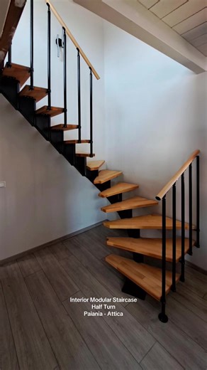 Interior Modular #Staircase - #Dolle Frankfurt - Half Turn - 13x steps - 260cm height - tread width 65cm - RAL 7026 & Beech - classic 2 banister #stair #σκαλα #εσωτερικησκαλα