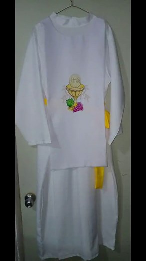 Elegante túnica de primera comunión con estola decorada