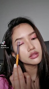 22K views · 1.3K reactions | TikTok Howto.. แต่งหน้าชมพูยังไงไม่ให้หวานเลี่ยน คอล Mac ล่าสุดคือดีงาม ใช้ทั้งอายไลน์เนอร์ ขนตาปลอม บลัช ลิปบาล์ม ได้ลุคชมพูแซ่ปๆ สวยๆ M·A·C Cosmetics  | Review girls | Facebook