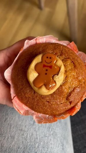 Our Gingerbread Muffin is too irresistible to have just once 😍😋 #costgingerbreadmuffin #costacoffee