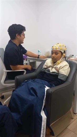 Adolfo muy tranquilo realizando su primer EEG. 🙌 Nos alegra mucho poder ser parte de su camino y acompañarle en el proceso con nosotros. 🤩 El q-EEG es un procedimiento sencillo y no invasivo que provee un mapa individual del cerebro de cada paciente. Consiste en colocar pequeños discos metálicos con cables delgados (electrodos) sobre el cuero cabelludo que envían señales a una computadora que registra los resultados. ✍️ Esto le permite a nuestro equipo de científicos especialistas desarrollar 
