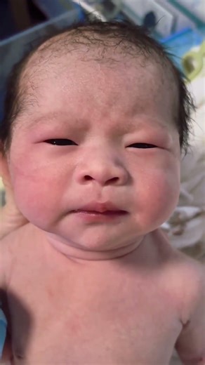 Newborn baby's first eye opening, the sweetest "star eyes" moment ever #newborn #funny #newbornbaby