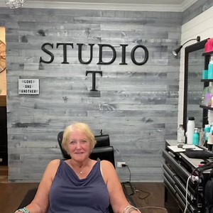 This is a small Studio T Salon Hair Topper!👏🏻 She measures 3x4 and the length on this one was 8 inches. Check out how easy and instant this hair transformation is. No need to sit in a salon chair for hours getting extensions that will bit add volume to the top of your head. Save your time with 4 easy clips💥💥💥💥👏🏻🙌🏻 DM ❤️ ❤️ ❤️ #hairreplacement #hairreplacementspecialist #hairreplacementsystem #hairreplacements #hairreplacementstyles #hairreplacementexpert #hairreplacementunits #hairloss