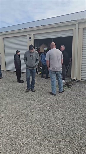 Bidding on mystery storage units in real time #auction #flipping #cash