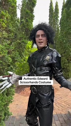 Step right out of Tim Burton’s world with this Authentic Edward Scissorhands costume! ✂️ #halloweencostumes2023 #edwardscissorhands #authenticcostume #costumeideas
