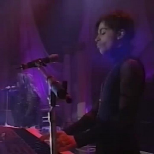 Sweet thing live on The Vibe with Sinbad show in 1998 💜🌹