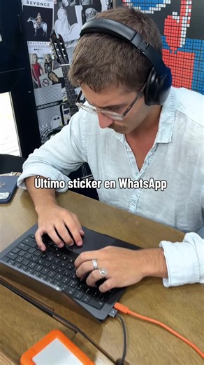 El último sticker de la oficina 👀 No sabíamos que teníamos un abuelo infiltrado 🤷🏽‍♂️