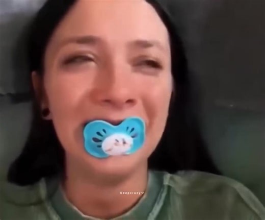 She was crying so her daughter thought she needed this😂 | 𝖧 𝗒 𝗉 𝗇 𝗈 𝗍 𝗂 𝗓 𝖾
