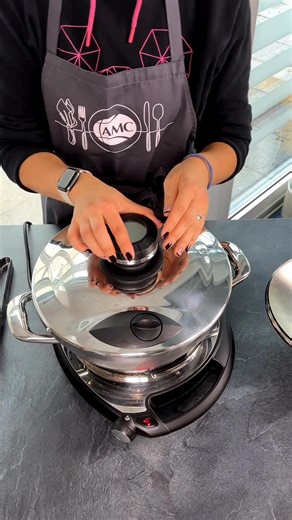 Homemade beef roulades, but cooked faster. The AMC Secuquick transforms your AMC pots into a gentle pressure cooker, reducing cooking times by up to 80% and saving up to 50% energy. This traditional dish becomes wonderfully tender in a fraction of the time, without losing any of its rich, classic flavor. Soft meat, rich sauce, true comfort, all made easy with AMC. 👉 Try the recipe in the Cook & Go App. #AMCSecuquick #ComfortFood #SmartCooking #EatBetterLiveBetter | AMC