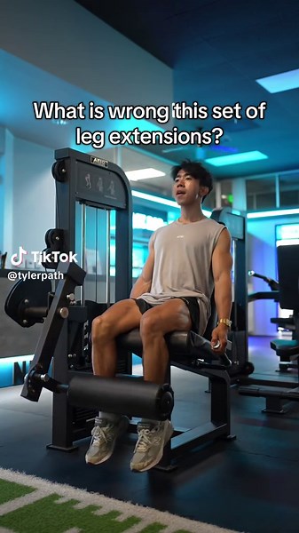 Can you spot what is wrong with my leg extension form? There is a mistake I’m making that’s allowing me to use more weight at the cost of less quads involvement, a shorter rom and a lot of pressure on the knees. #fyp #fitness #gym #bodybuilding