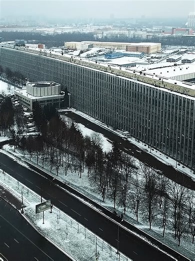 This massive structure in Moscow, known as the “horizontal skyscraper,” is a unique example of engineering that challenges traditional architecture. But what if it were redesigned with today’s technology? In this video, I reimagined this iconic building using artificial intelligence—blending it with futuristic design, modern aesthetics, and a new vision. What would the architecture of the past look like if transformed into the future? Watch and see 👇 Moskova’da bulunan ve “yatay gökdelen” olara