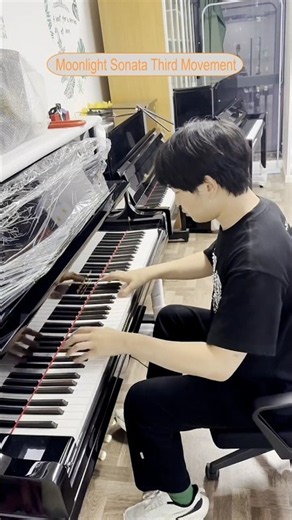 Funny Pianist plays Moonlight Sonata, Third Movement, Beethoven