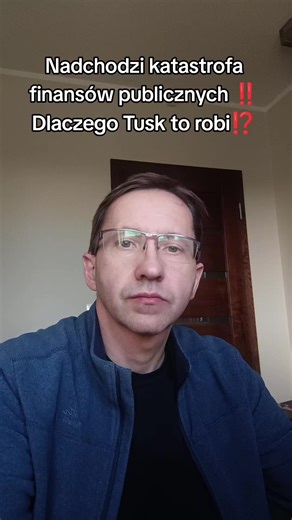 Skąd bierze się katastrofa skarbu państwa za rządów Tuska⁉️ Koniec roku rząd Donalda Tuska zamyka z najwyższym deficytem w historii 3 Rzeczypospolitej. Po październiku wyniósł on prawie 265 mld złotych, a do końca roku wzrośnie pewnie do ok 290 mld. Łącznie zadłużenie skarbu państwa na pewno przekroczy 1blion 900 miliardów złotych. Od chwili objęcia rządów przez Donalda Tuska, przez dwa lata, zadłużenie wzrosło o bagatela 530 mld złotych ( ok 25%). Do tego na przyszły rok planowe jest kolejne po