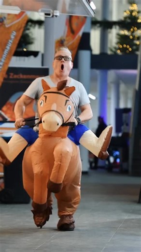 Ooooh - Pferdefreunde aufgepasst! 🤩 Morgen ist es soweit - der Pferdefamilientag öffnet seine Tore ✨🦄 Und neben der zauberhaften, vorweihnachtlichen Ausstellung inkl. Kinderschminken, Ponyreiten und Ponystreicheln wartet ein fantastisches Programm mit einem perfekten Mix aus Sport, Spaß und Show 🤩 🏆🐴 9.30 Uhr | Kuschel Cup Finale Dressur | Dressurreiterprüfung Klasse L mit Richter-Kommentar 🪵🐎 12.00 Uhr | Einstieg in die Vielseitigkeit mit Andreas Ostholt - unter anderem mit @die_hildeee 