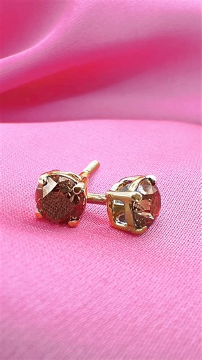 Violеттa прикраси з діамантами on Instagram: "Мода на коньячні діаманти тільки набирає обертів, тому представляємо вам ще одну модель – пусети Касабланка Коньяк🥃 ⠀ Вартість: по 0,25 карата - від 45 000 грн по 0,30 карата - від 59 000 грн по 0,40 карата - від 85 000 грн по 0,50 карата - від 109 000 грн інші розміри діамантів – за запитом ⠀ Метал: Золото 585 Вага: 1,7-2 гр Вставка: Діаманти натуральні Форма діамантів: Кругла Загальна вага діаманта: від 0,20 карата ⠀ Всі вироби можуть бути виконан