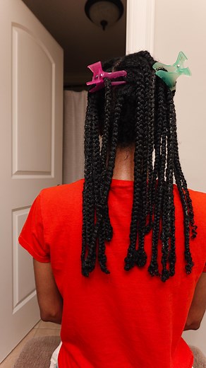 Mya-Karren || Fashion and Natural Hair Care on Instagram: "Chebe journey, Week 43, Day 291. I am applying Chebe to my hair for length retention and thicker hair. My journey with Chebe has been amazing. Initially, I planned to do this for a year, but because my stylist did not see many split ends, I am going to extend the journey for two months in conjunction with my next trim, which will be in five months. . Here is how to apply the traditional way: 1.Wet your hair. Make sure all tangles are out