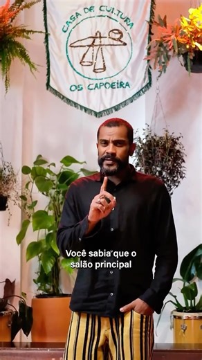 Casa de Cultura Os Capoeira on Instagram: "O ator Samuel de Assis (@samuel_deassis) passou pela Casa de Cultura Os Capoeira e deixou um convite especial para você! Quer conhecer um espaço que respira arte, acolhe cultura e transforma cada encontro em potência? Aqui acontecem shows, gravações, apresentações teatrais, oficinas, cursos e muito mais! Tudo em um ambiente pensado para inspirar, formar e conectar pessoas. Confira o vídeo completo e venha viver essa experiência com a gente! #CasaDeCultu