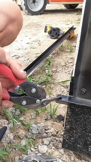 Rat Guard Corner Like a Pro. 💪🏼😜 We’ve had a lot of people ask about how to finish off the rat guard trim. In-depth video can be found on our YouTube channel. #ratguard #postframehome #postframe | MR Post Frame