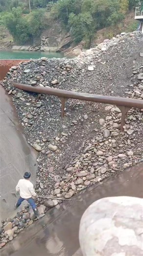 103K views · 1K reactions | The process of self-unloading ship unloading pebbles #sand and gravel #self-unloading ship #canal #unloading #crew #loading and unloading ship #ore #pebbles | 丁掌柜 | Facebook