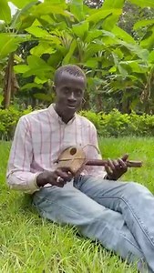1.4M views · 10K reactions | The Soku is one of the oldest stringed instruments. Also known as the n’diaraka or njarka in Songhai, the Soku is a rare and ancient traditional West African fiddle. It features in Wassoulou music of southwest Mali. In this video, Daouda Sissoko is playing the Soku in Mali. (Via @visualsbyponzio on instagram) | African Drumming | Facebook