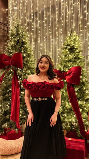 Cher Yan on Instagram: "Living my Christmas fantasy with @intercontinentaltoronto 🥹 This is hands down the most festive hotel to take Christmas photos in Toronto🎄✨ @intercontinental lobby transforms into a full winter wonderland with their Holiday Chalet this season. Twinkling lights, viral cozy style decor, and pure Christmas magic. Straight out of a holiday movie. Save for your holiday plans! ❤️✨ 📍 InterContinental Toronto #toronto #torontolife #torontochristmas #intercontinental #winterwon
