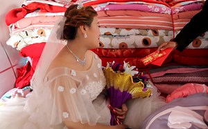 平原农村分享农村婚嫁故事：新郎给新娘穿嫁衣，幸福这么甜！