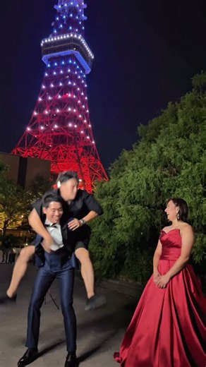 MOMO|東京・横浜|結婚式|前撮り|カメラマン on Instagram: "東京駅&東京駅ロケ✨ ユーモア溢れるとっても素敵な新郎新婦様と💓 おんぶショットはまさかの新婦様がおんぶするバージョンも！？😊 お母様が私のインスタをご覧いただいておりまして、 この素敵な撮影が実現いたしました🙇‍♂️ 本当にありがとうございます！ また是非皆様の人生の節目にお会いいたしましょう❤️ Tokyo Station & Marunouchi shoot ✨ With such a wonderful bride and groom full of humor and smiles 💓 The piggyback shot took an unexpected turn — the bride gave the groom a piggyback ride too! 😊 This beautiful session came true because the bride’s mother has been following my Instagram 🙇‍♂️ I’m truly gr