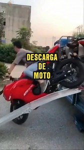 265K views · 1.5K reactions | Embarcar e desembarcar sua moto não é só “subir e descer” — é técnica e segurança! Uma rampa mal posicionada, um ângulo errado ou falta de apoio e pronto: sua moto pode ir pro chão em segundos. Use rampas antiderrapantes, fixe bem, alinhe a moto e mantenha o controle o tempo todo. Segurança não é frescura, é evitar prejuízo e dor de cabeça. #moto #motorcycle #motociclista #motocicicleta #bikers | Engenheiro Mecânico 360º | Facebook