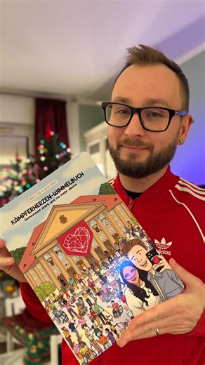 Martin & Chris on Instagram: "[Verlosung & Buchvorstellung: Kämpferherzen Wimmelbuch] Dieses Wimmelbuch zeigt die Kämpferherzen-Community so, wie sie wirklich ist: vielfältig, sichtbar, mitten im Leben. Jede Figur basiert auf einem echten Menschen, der beim jährlichen Treffen in Kassel dabei ist. Kinder entdecken auf jeder Seite neue Perspektiven auf chronische Erkrankungen und Behinderungen, ohne Erklärungstafeln, sondern durch Beobachtung und Begegnung. Ein spielerisches Element gibt es dazu, 