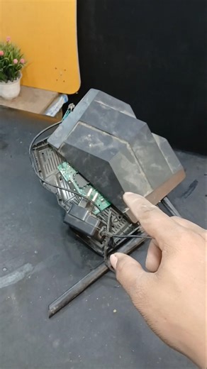 Found a WiFi router in the garbage 😲 Let's see if it works or not!