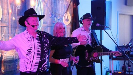 I'm not Lisa. This is Pam Gray ,along with Raymond Gray and John Snyder doing a good job on this Jessi Colter song. From John Snyders Concert held on April 26/2025 at the Lions Club in Lwr. Sackville NS Special guests on the show were Raymond and Pam Gray (Natural Sound) www,facebook,com/MikesCountryShow | Mike Blackburn - Music Videographer