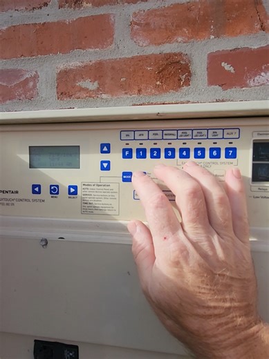 this is how pool owners operate their pool panels. and they wonder why its F'd up. #poolcleaning #poolservice #pooltok #CleanTok