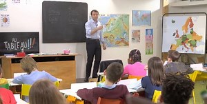 [PROFESSEUR] Emmanuel Macron explique la différence entre la droite et la gauche à des enfants | L'Express