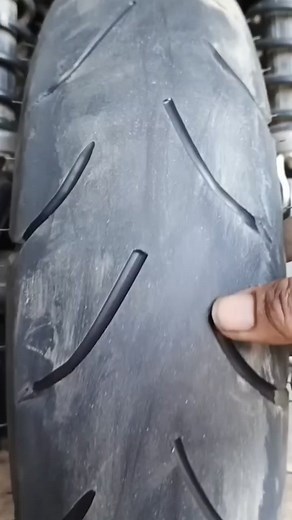 Mandou riscar o pneu da scooter! #moto #pneu #scooter #gambiarra #motorcycle