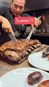 Cuisson lente, feu maîtrisé, et surtout beaucoup d’amour 🔥 Ici, le travers de bœuf révèle toute sa générosité après des heures au BBQ, façon asado. Une viande fondante, marquée par la flamme, découpée au moment parfait… Le goût du partage, le vrai. 🥩 Hashtags : #BBQ #Asado #TraversDeBoeuf #ViandeDeCaractère #CuissonLente #PassionViande #FoodLovers #BBQLovers #ArtDuFeu #Gourmandise | Zoe Henry