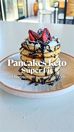 🥞✨ Pancakes Keto SIN harina Sí, leíste bien… ¡sin azúcar, altos en proteínas y súper esponjosos! 🔥 👉 Ingredientes: 🥚 2 huevos 🍯 15 grs de stevia Dulri cristalizada @steviadulricristalizada 🌿 Extracto de vainilla 💪 1 scoop de proteína @dulkre.nutrition 🧀 60 grs de queso crema ⚡ 1 cucharadita de polvo de hornear ✅ Usé la Flip Nuit con los aritos de silicona (¡comodísimo y sin horno! 🙌) 📌 Tip: agregá 1 cucharada de agua en la sartén para que el vapor los haga todavía más esponjosos 🤩 📊 