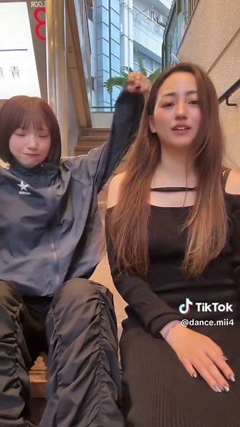 こーゆーの地味に間違えるw #wewillrockyou #クイーン #40歳と25歳で踊ってみた #ダンサー女子 #ダンスの社長