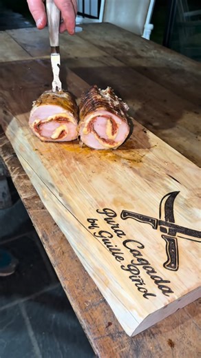 Guillermo Piñol Clavijo on Instagram: "Quise hacer un enchastre pero salió bien !!! Le faltó queso nomas !!! Igual para estrenar la tremenda tabla personalizada que me regalaron las chicas de @artesaniasenmaderaaym2 #carne #asado #cerdo #viral #chorizo"
