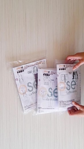 💫Hoy te muestro cómo es un molde físico y qué incluye💫 Cuando compres un molde en formato papel te llegará: 🧵La ficha técnica del molde con las espeficaciones de materiales que necesitas para confeccionar tu producto textil. 💕Incluye el paso a paso para la confección y la recomendación de cómo debe ser el tizado para ahorrar tela. 🧵El plano de papel con el molde listo para recortar y usar. 💕Recuerda que todos nuestros moldes incluyen 1 cm de costura, por lo que no necesitarás sumar extras 