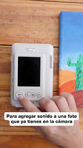 ¡Descubre cómo usar el Modo Sonido en tu Mini LiPlay! 🎶 Conecta tu Mini LiPlay a la APP Instax Mini LiPlay a través de Bluetooth. Puedes grabar sonidos al mismo tiempo que tomas una foto o añadir sonidos a fotos ya existentes. Si quieres capturar una foto mientras grabas sonido, simplemente presiona primero el botón de sonido para comenzar a grabar y luego el botón del obturador para tomar la foto. Para agregar sonido a una foto que ya tienes en la cámara, selecciona la imagen en el menú de rep