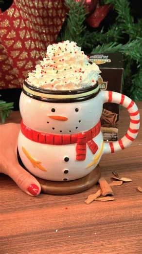 HINDU FOODIE | Cocinaconlala on Instagram: "Chai cremoso 🎄 Ingredientes 2 bolsitas de Té negro premium Chai @tehindu 1 cucharadita de miel o tu endulzante favorito 1/2 taza de agua 1/2 taza de leche . . #bebidacaliente #receta #chai #hindu #cocinaconlala"