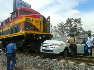 Train hits a car caught on video!!! MUST SEE!!!! Salamanca mexico