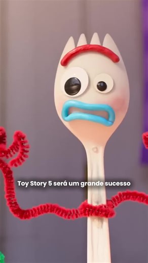 🚨 Em 2026, a Disney vai tocar de novo o nosso coração. Toy Story 5 vem aí. Mas, dessa vez, a ameaça não é outro brinquedo… É a tecnologia. Woody, Buzz e toda a turma vão precisar enfrentar um tablet inteligente que tomou conta da atenção da Bonnie e resgatar o valor das brincadeiras de verdade. 💡 O filme promete discutir, com emoção e humor, o impacto das telas na infância. Assim como Divertidamente 2 brilhou ao retratar a adolescência, Toy Story 5 tem tudo pra se tornar mais um sucesso bilion