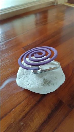 最強蚊取り線香モンスーン！受け皿が付いてなかったので、浜辺でいい感じのやつを拾ってきました（笑）