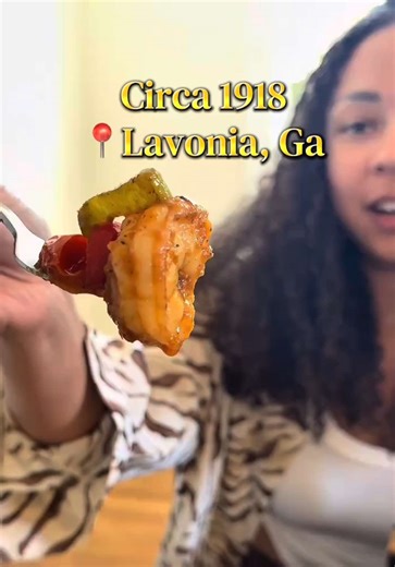 Circa 1918 in Lavonia, GA ✨ we ordered a little bit of everything (for research purposes of course 😌) and here’s what we got: shrimp & grits – $20 (7/10) chicken & waffles – $16 (8/10) fried green tomatoes – $13 (6/10 for me, Jenny said 9 👀) gouda mac & cheese – $4 (8/10) cajun potato wedges – $3 (10/10) chocolate torte – $9 (9/10) key lime pie – $5 (7/10) sweet tea – $3 the inside is BEAUTIFUL… big windows, pretty views, chandeliers in every room 😭 the seating was super comfy too only thing 
