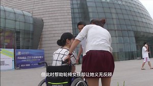 轮椅女孩想上台阶去看电影，陌生小伙公主抱帮助，结局暖人心