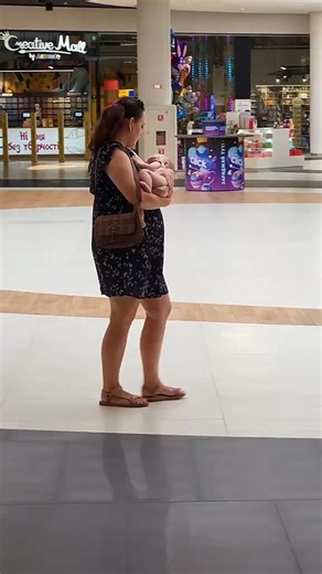 We took off her purse in the mall to make new handcrafted leather one in leopard 🐆 color. #leathercraft #asmr #giftideas #leatherpurse #leopardprint #Lifehack | Torross.crafted