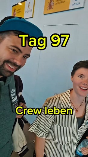 📍 Tag 97 – Barcelona, Selfie-Tour & ein besonderer Abend! 🇪🇸✨ Heute stand für mich (Nico) ein echter Marathon-Ausflug auf dem Plan: Die große Selfie-Tour durch Barcelona – 7 Stunden unterwegs, viele Highlights, wenig Selfies, aber umso mehr Stadtgeschichte, Kultur und Ausblick! Einziger Haken: Nach der gestrigen Crew-Party war das frühe Aufstehen eine echte Herausforderung… aber hey – wir ziehen das durch! Zurück an Bord: Protokoll geschrieben, kurz durchgeatmet – und ab zurück in die Stadt! 