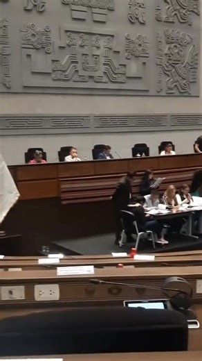 #ÉxitoNoticias ¿Lara estaba durmiendo? El diputado de Libre, Daniel Alcalá, publicó imágenes en sus redes sociales en las que asegura que el vicepresidente y presidente nato de la Asamblea Legislativa Plurinacional, Edmand Lara, estaría dormido durante la sesión de elección de vocales del Tribunal Supremo Electoral (TSE). El parlamentario escribió: “Lara durmiendo en plena sesión donde se trató la Elección de Vocales del Tribunal Supremo Electoral”. | Éxito Noticias Bolivia